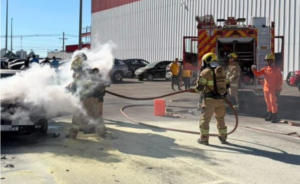 VEÍCULO PEGA FOGO NA QS 3 E MOBILIZA BOMBEIROS ENTRE TAGUATINGA E ÁGUAS CLARAS